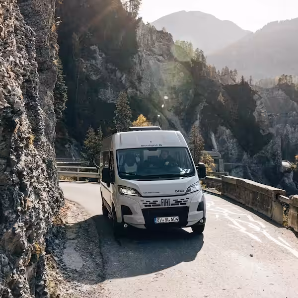 Sunlight Campervans Header Mobile 2025
