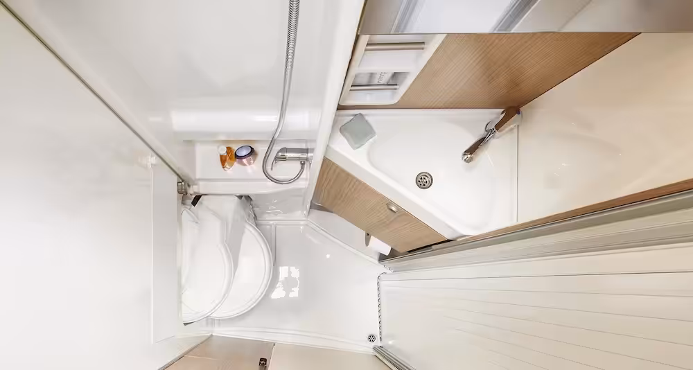 1. 2023 MalibuVan Firstclass Tworooms 640LERB Waschraum V2 Caption