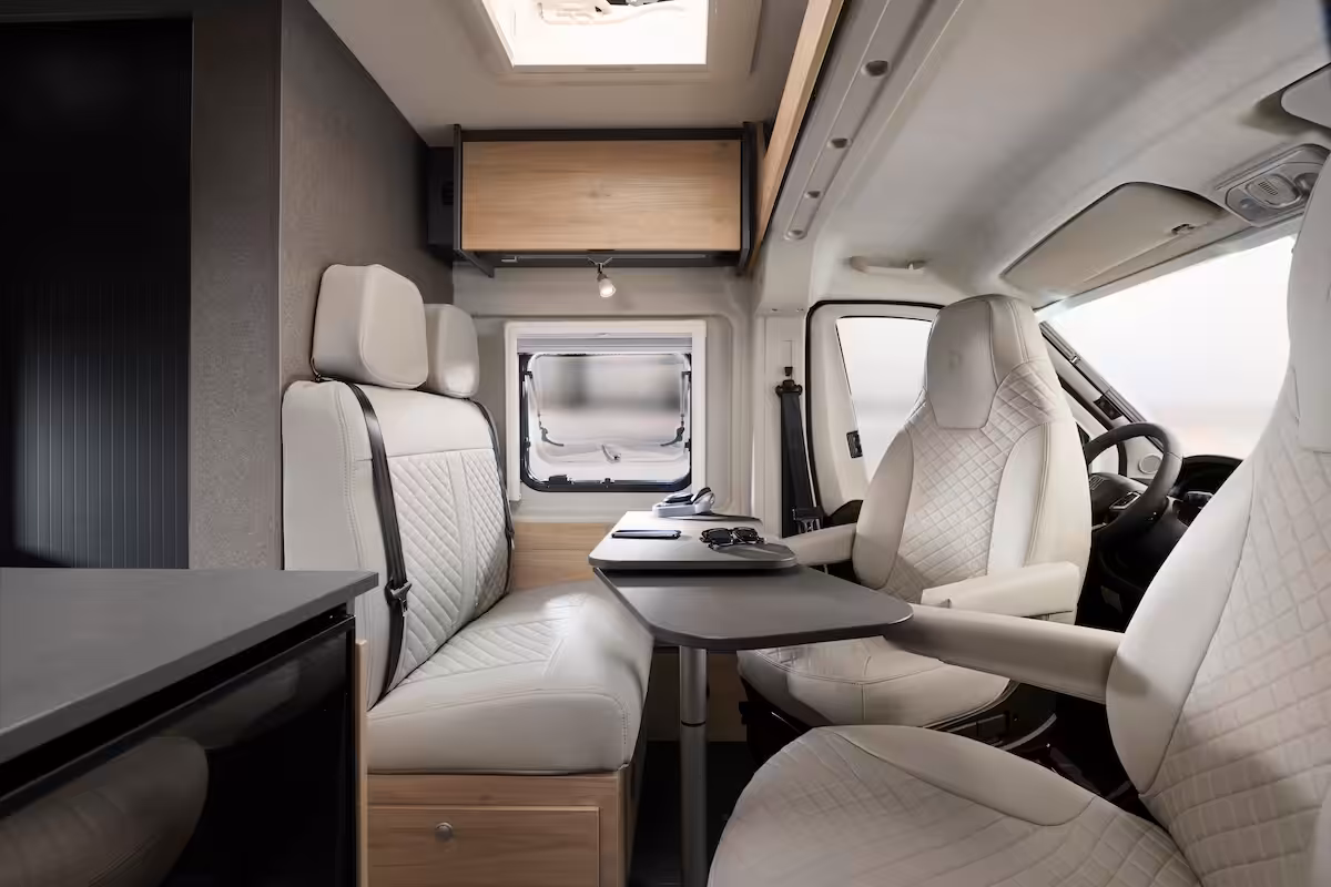 2027 Globetrail Active Plus Dining Space