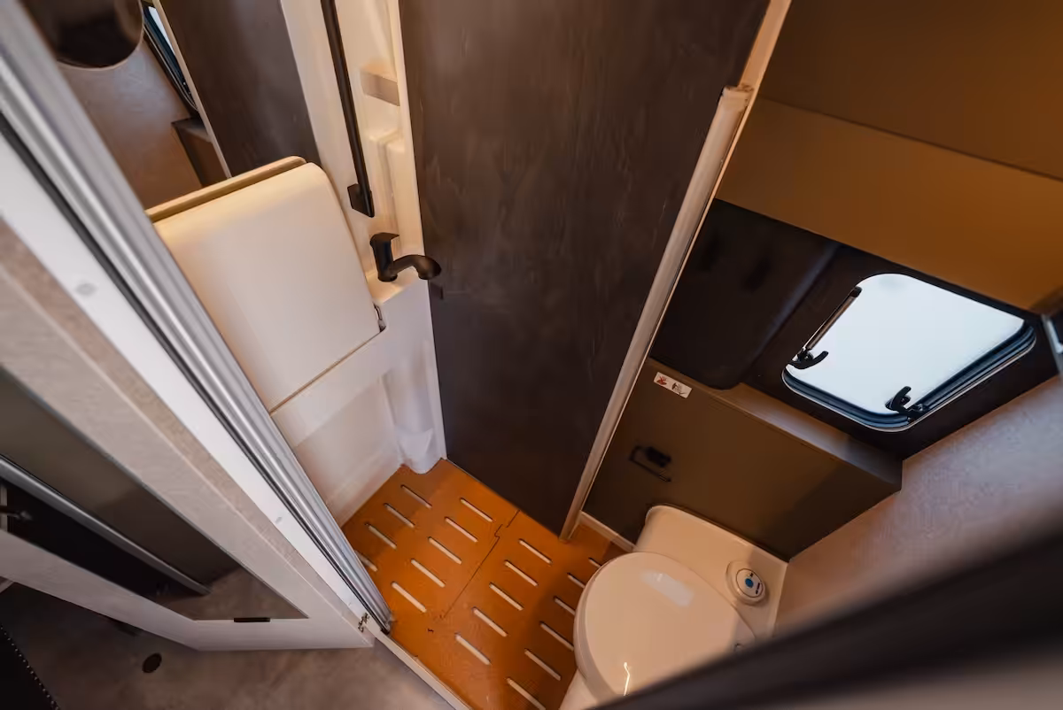 2027 Hymer Grand Canyon Crosstrail Bathroom 1