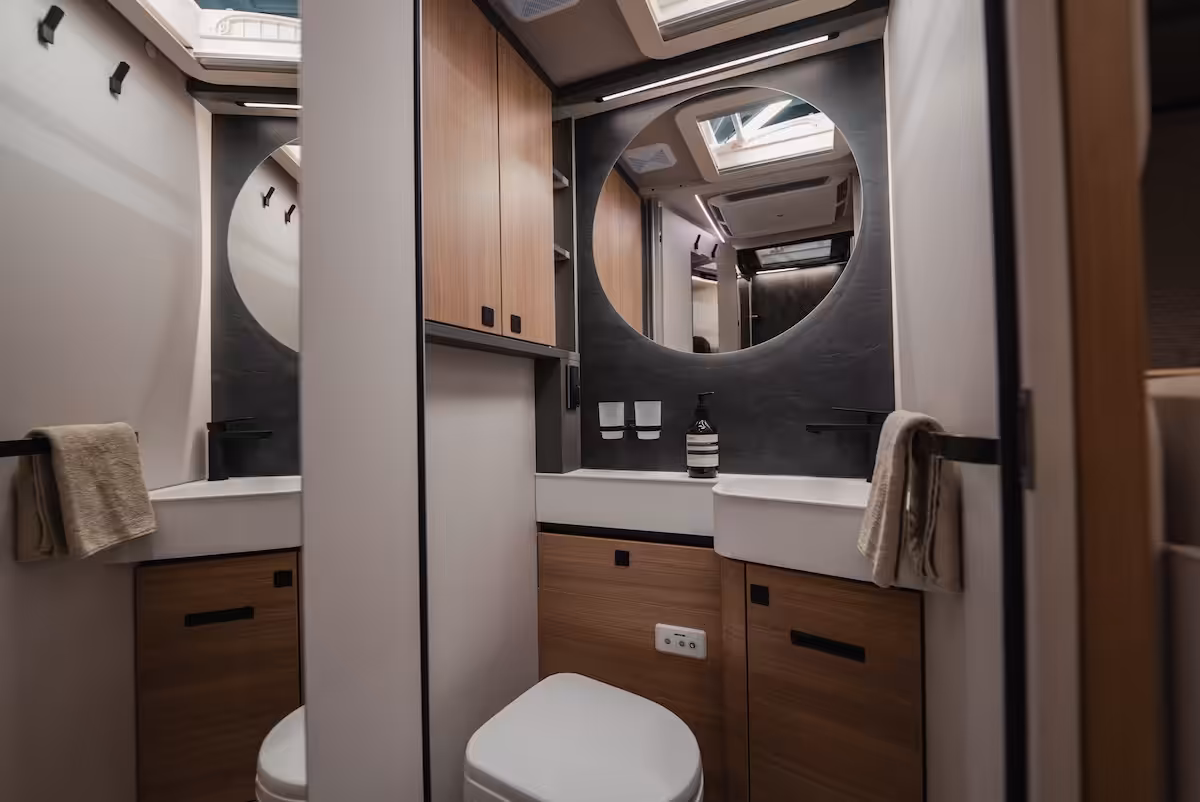 2027 Hymer Masterline I Bathroom