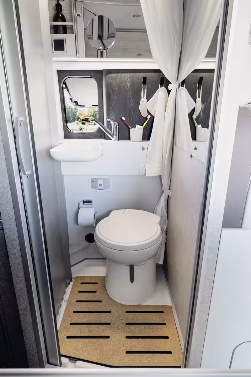 2027 Hymer Yellowstone Bathroom 1