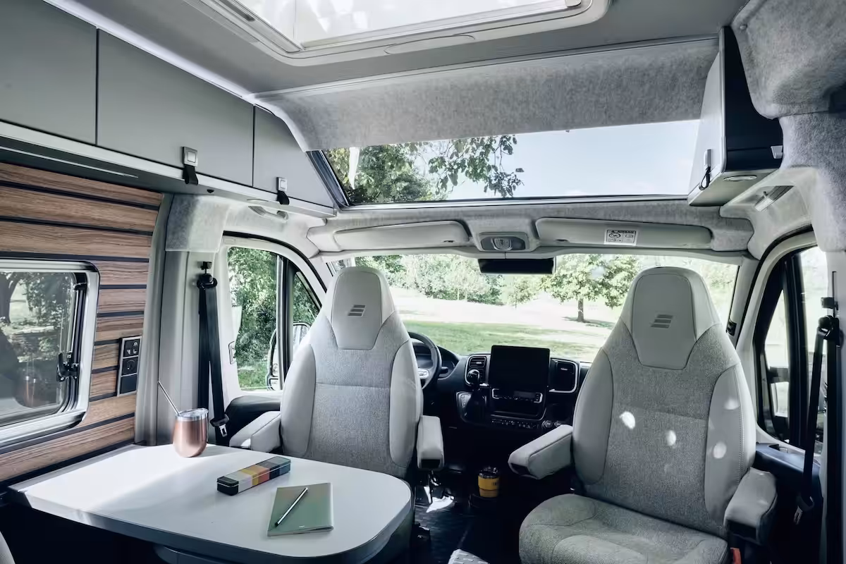 2027 Hymer Yellowstone Front Dining
