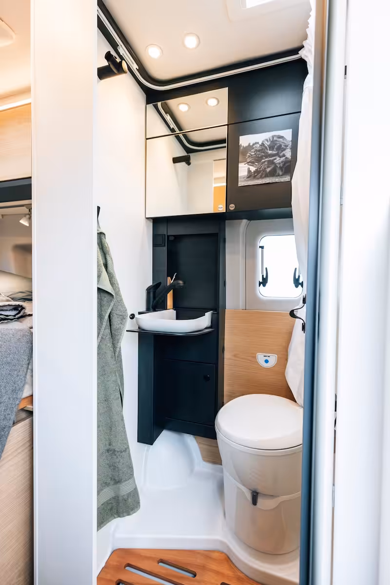 2027 Sunlight Ibex Bathroom