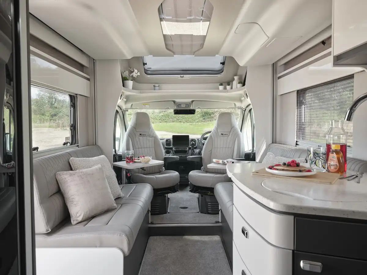 2027 Swift Hi Style Xtra Front Lounge