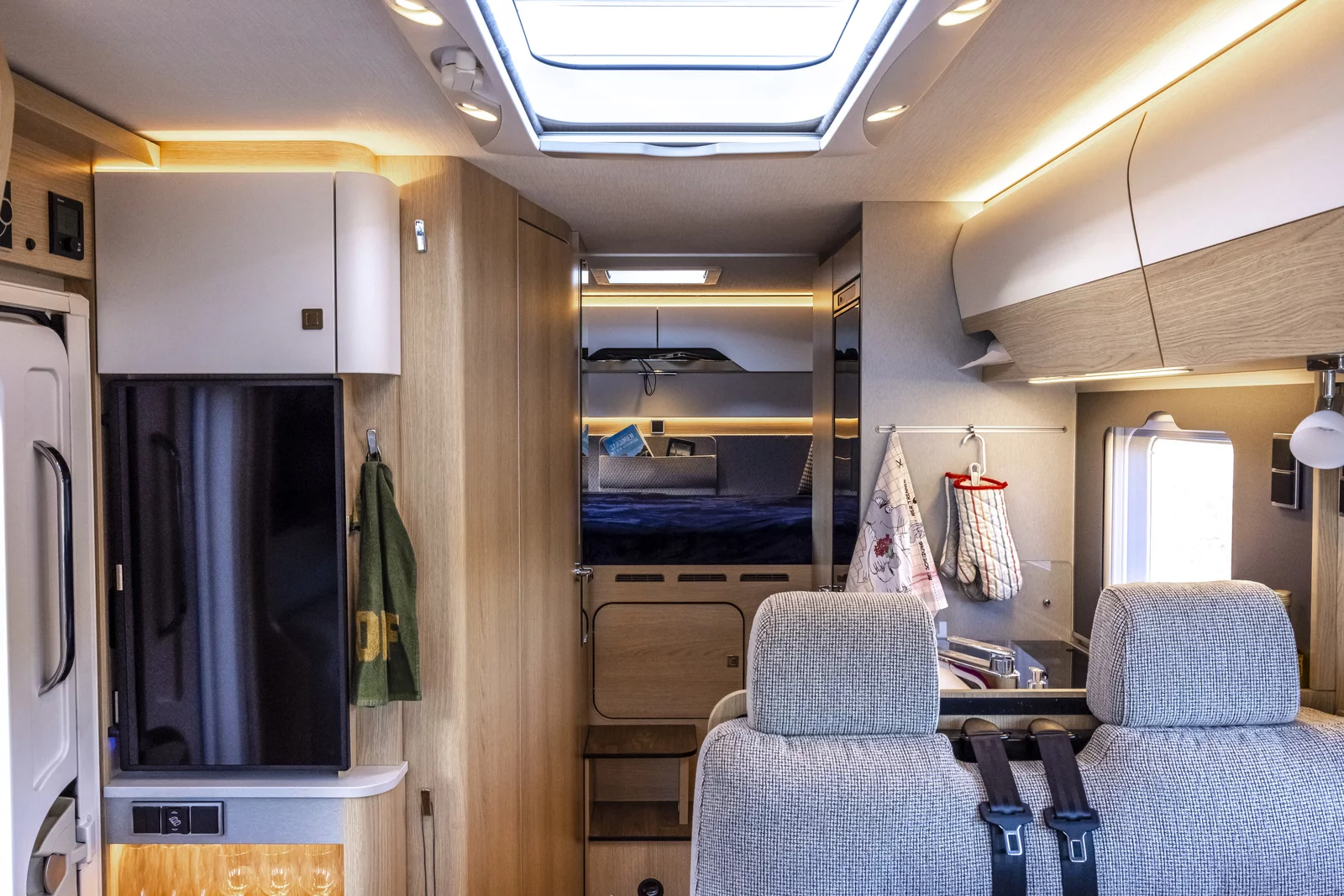 Hymer B Mc Whiteline Durchschuss Von Vorne Nach Hinten 3