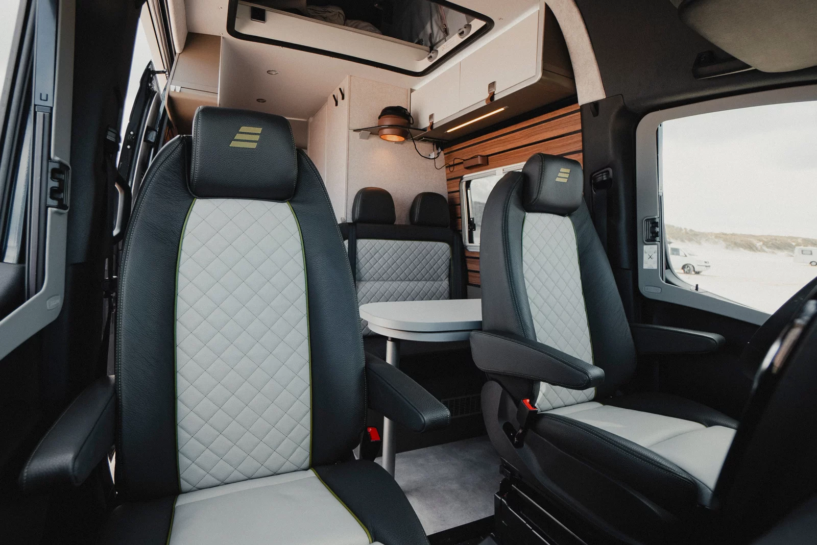 Hymer Gcs Crossover Innenansicht Blick Vom Fahrerhaus Nach Hinten Dsc02210 Screen