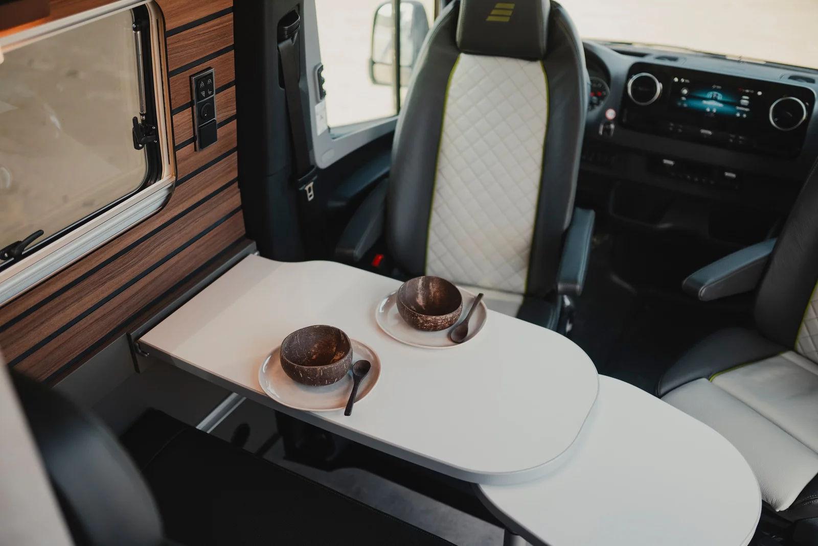 Hymer Gcs Crossover Innenansicht Schwenkbarer Tisch Dsc02235 Screen