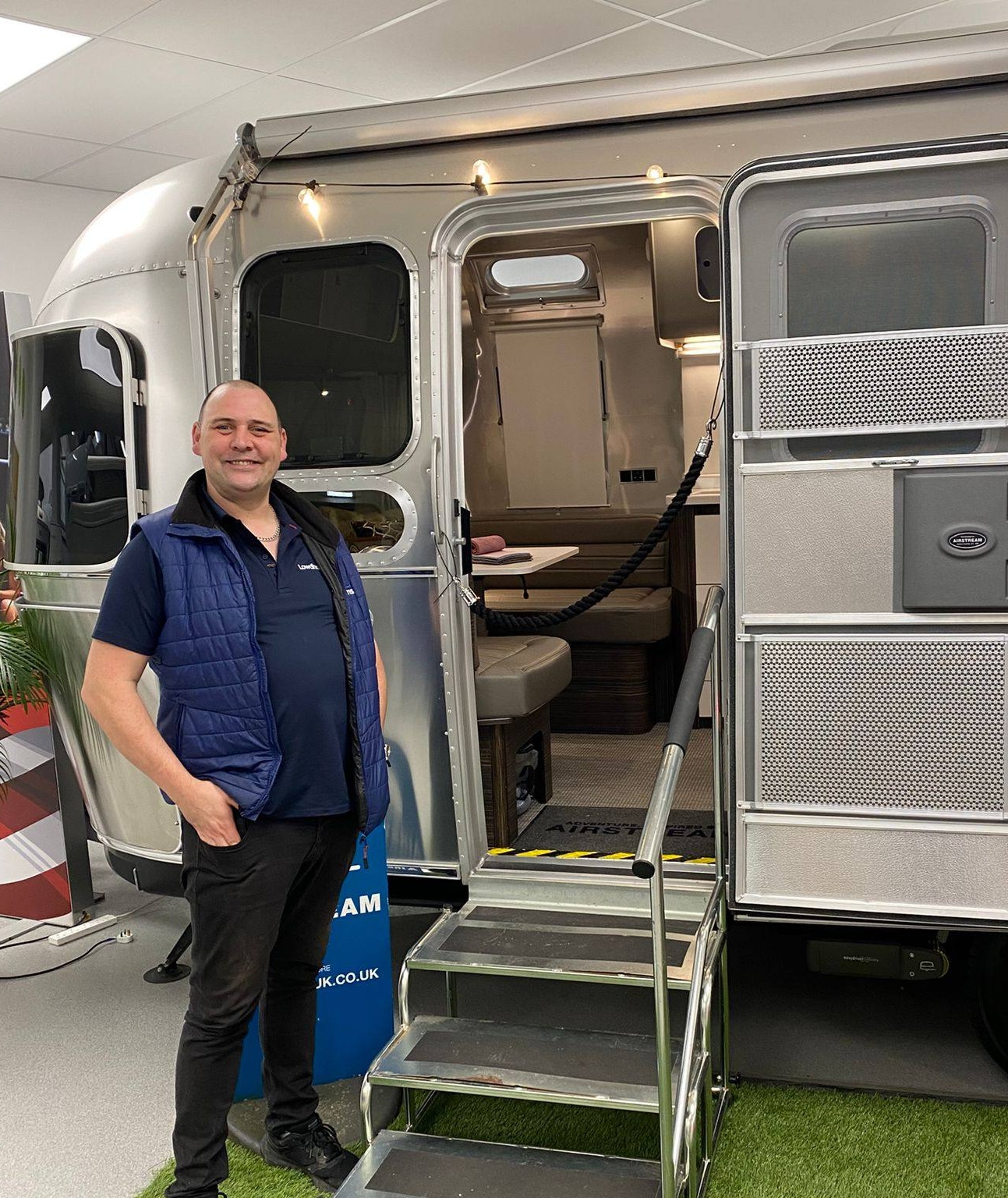 Phil Airstream Tourer Internaitonal Cropped