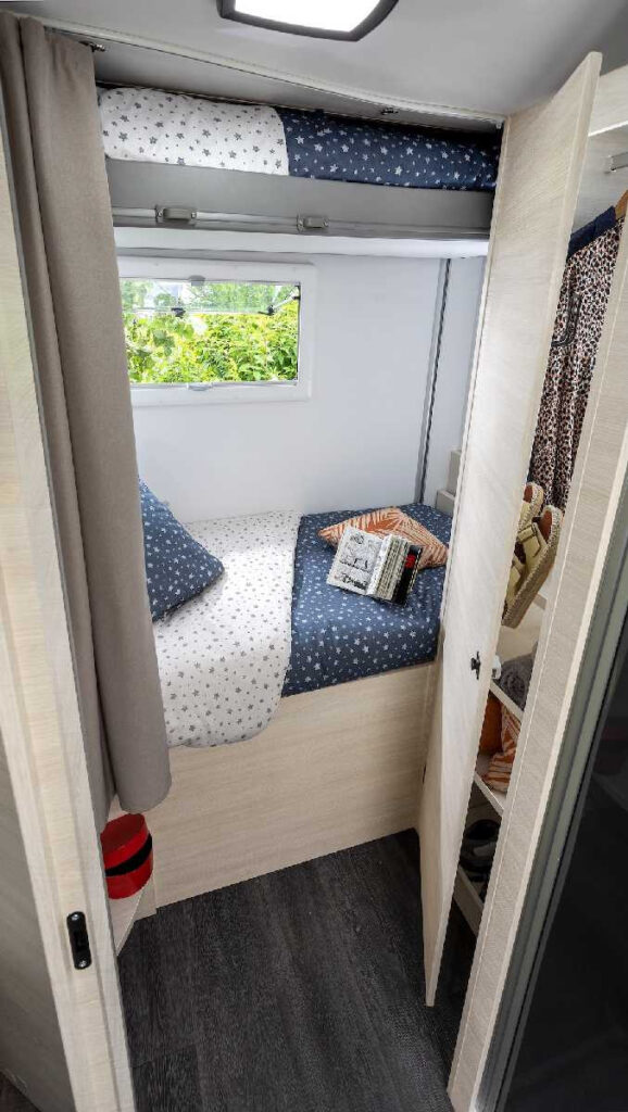 2942025 Chausson 720 2copy
