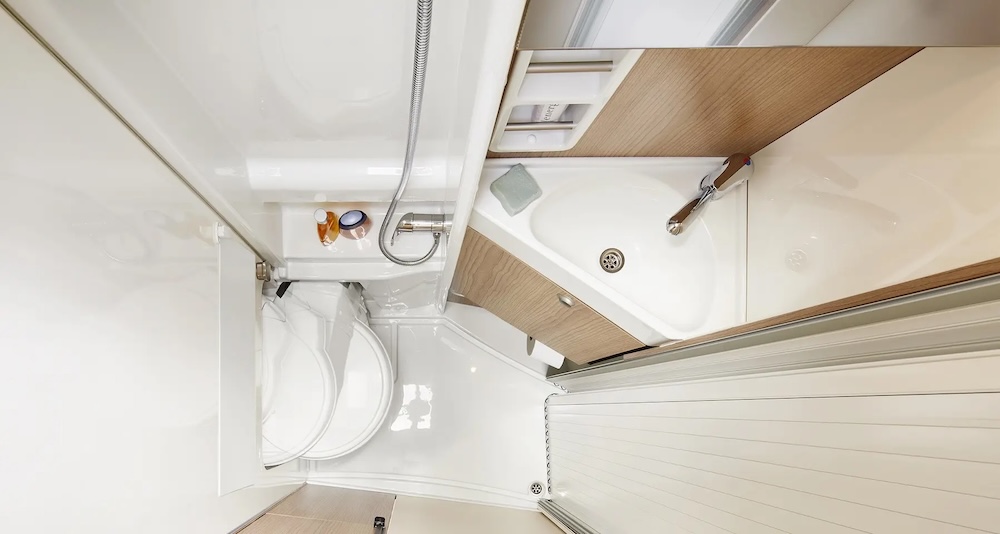 1. 2023 MalibuVan Firstclass Tworooms 640LERB Waschraum V2 Caption